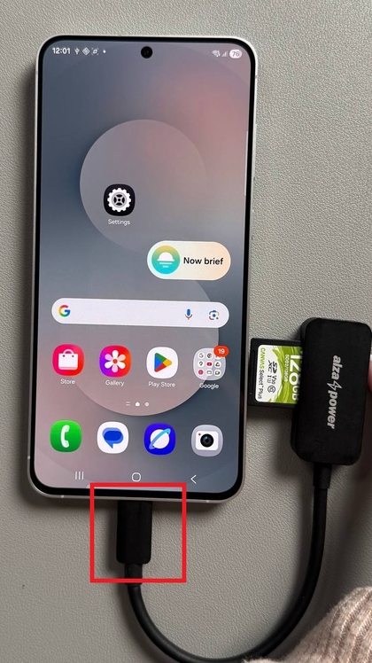 Conectarea adaptorului la Samsung Galaxy S25 FE