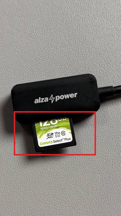 Introducerea cardului SD &icirc;n adaptor