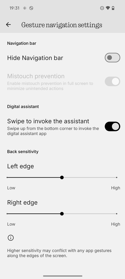 Obrazovka nastaven&iacute; navig&aacute;cie gestami Nothing Phone (3) zobrazuj&uacute;ca možnosti, ako je citlivosť sp&auml;tn&eacute;ho gesta a funkcia Swipe to invoke the Assistant (Potiahnut&iacute;m vyvolať Asistenta). 