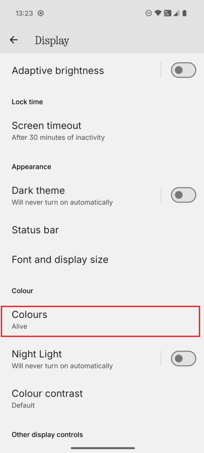 A sec&ccedil;&atilde;o Color (Cor) dentro das defini&ccedil;&otilde;es de Ecr&atilde; do Nothing Phone (3) destacada.