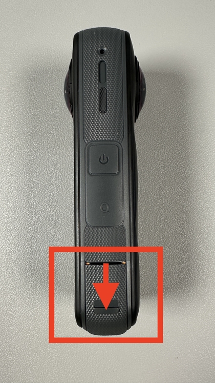 Umiestnenie nab&iacute;jacieho portu na INSTA360 X5