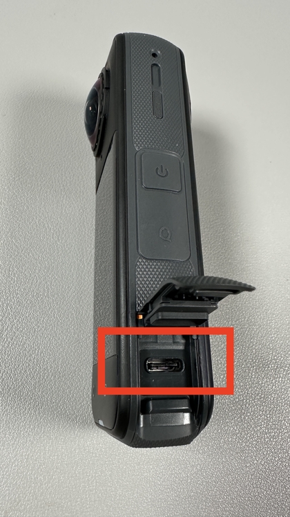 Otvorenie nab&iacute;jacieho portu na INSTA360 X5