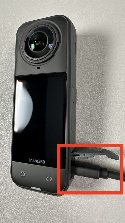 Zapojenie nab&iacute;jačky do INSTA360 X5