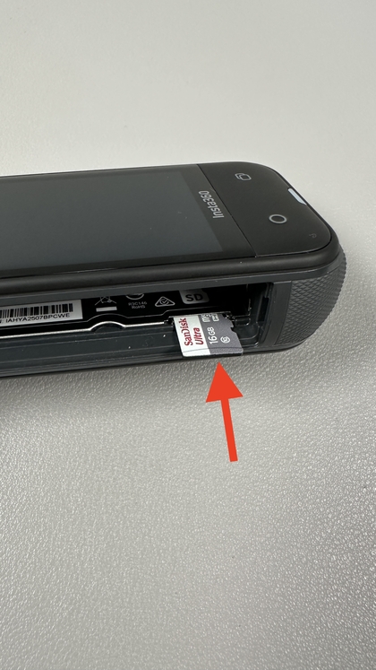 Inserir o cart&atilde;o micro SD na INSTA360 X5