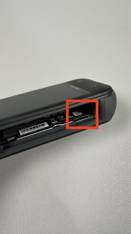 Inserir o cart&atilde;o micro SD na INSTA360 X5