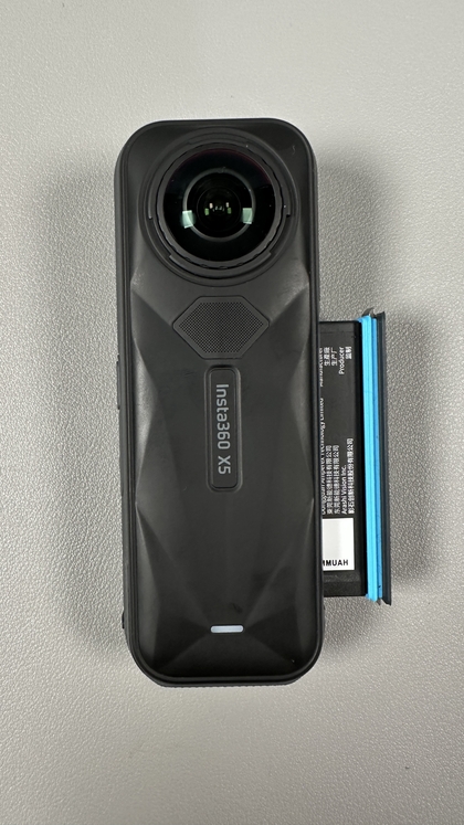 Reinserir a bateria na INSTA360 X5