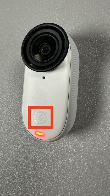 Insta360 GO 3S kamera bekapcsol&oacute; gombja