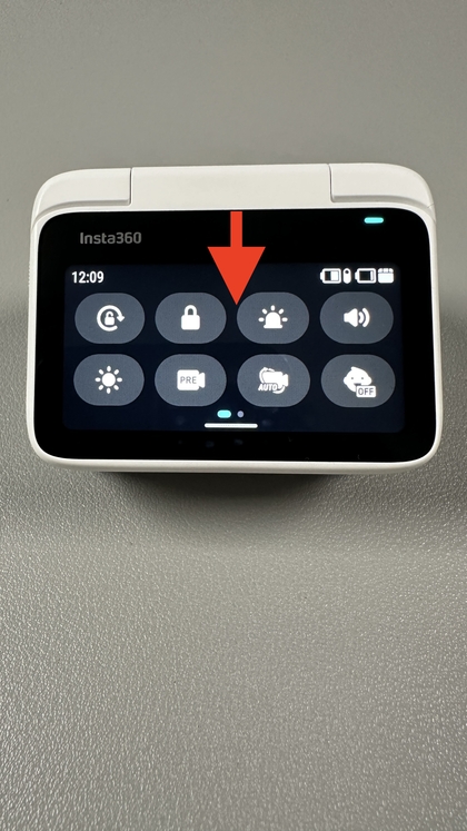 Glisarea &icirc;n jos pe afișajul Insta360 GO 3S pentru a accesa panoul de control
