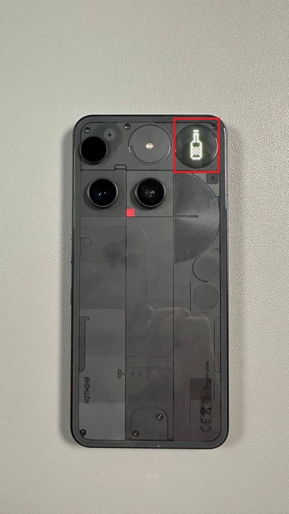 Parte traseira do Nothing Phone 3 com LEDs brilhantes