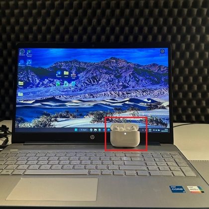 AirPods Pro 3 etui placeret n&aelig;r en Windows b&aelig;rbar computer
