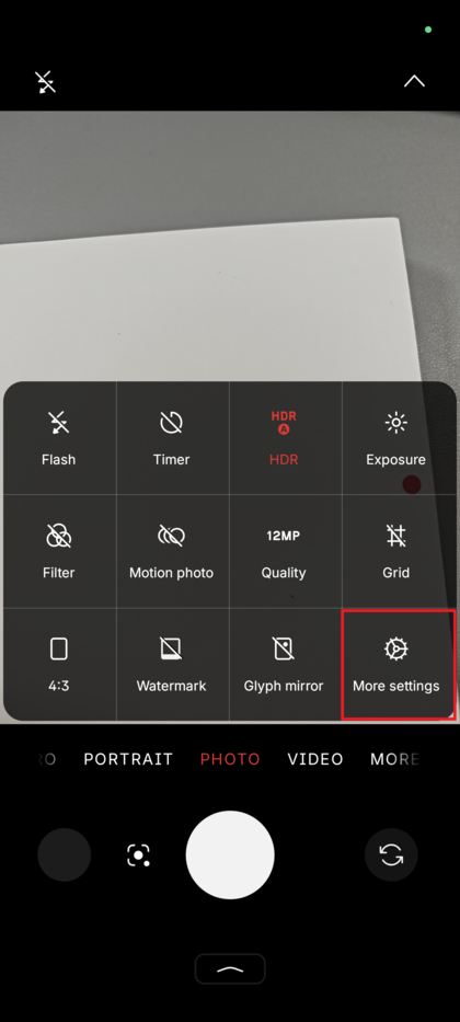 O menu pop-up de defini&ccedil;&otilde;es da c&acirc;mara mostrando a op&ccedil;&atilde;o 'Mais defini&ccedil;&otilde;es' destacada.
