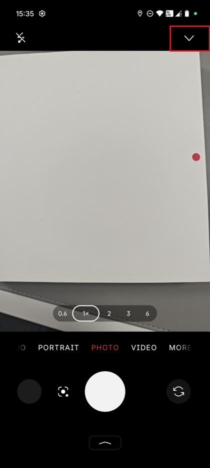 A interface da aplica&ccedil;&atilde;o C&acirc;mara aberta com o &iacute;cone de seta das defini&ccedil;&otilde;es destacado no canto superior direito.