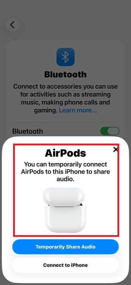 &Aring;bner AirPods-etui i n&aelig;rheden af en anden enhed