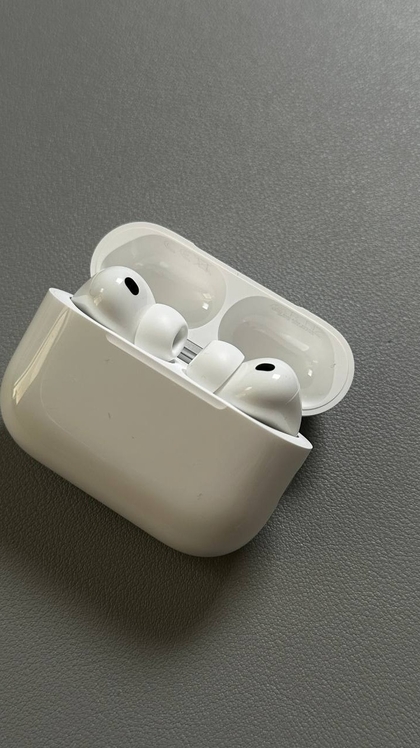 Kipochi cha AirPods kikiwa katika hali ya kuoanisha