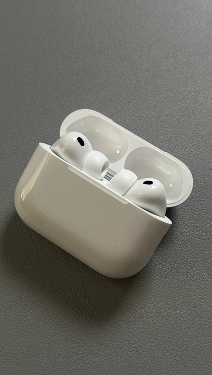 Kufungua kipochi cha AirPods karibu na iPhone