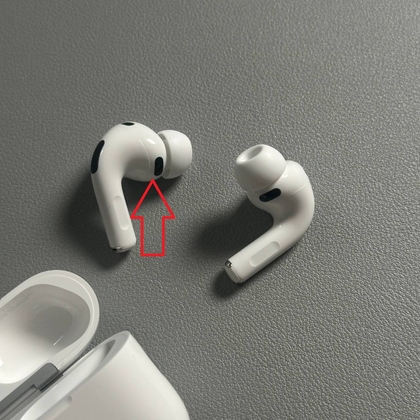 Finger der stryger op p&aring; AirPods Pro 3-stilken for at &oslash;ge lydstyrken