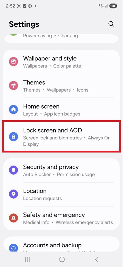 Navigerer til L&aring;seskjerm-innstillinger p&aring; Samsung Galaxy S25 FE