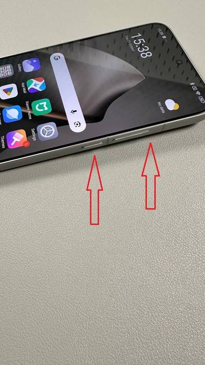 Pritiskanje tipki za uključivanje i pojačavanje glasnoće na Xiaomi 15T Pro
