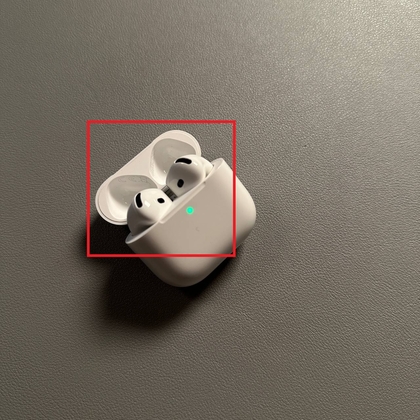 AirPods-etui vist &aring;bent og lukket med forbindelsesstatus