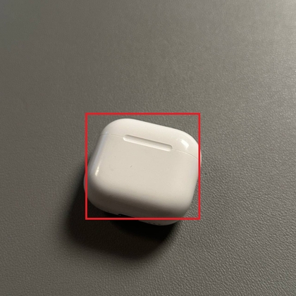 AirPods 4 en el estuche de carga