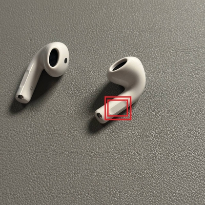 Dobbeltklemning af sensoren p&aring; Apple AirPods 4 for at afvise et opkald