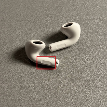 Klemning af sensoren p&aring; Apple AirPods 4 for at besvare et opkald