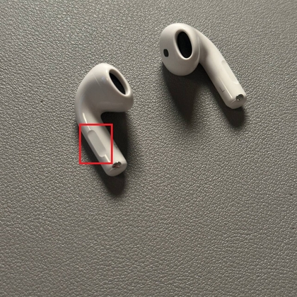 Klemning af sensoren p&aring; Apple AirPods 4 for at afslutte et opkald