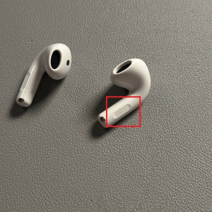 Pressionando o sensor de for&ccedil;a nos AirPods para ativar o ru&iacute;do