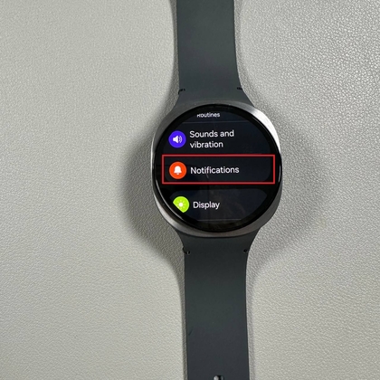 Možnosť upozornen&iacute; v menu nastaven&iacute; Galaxy Watch 8