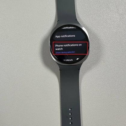 Možnosť telef&oacute;nnych upozornen&iacute; v menu Galaxy Watch 8