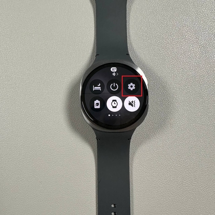 Ikona nastaven&iacute; na domovskej obrazovke Galaxy Watch 8