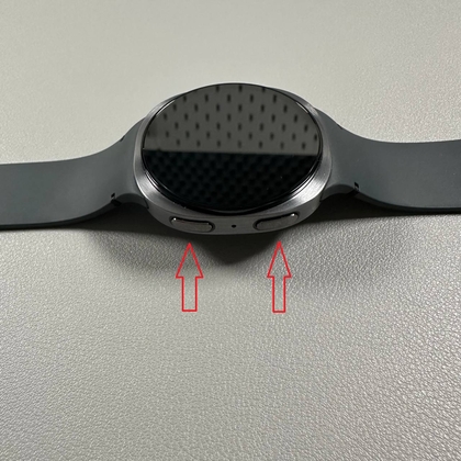 Pritiskanje oba gumba na Galaxy Watch