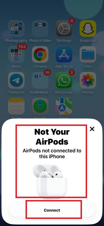 Animacija na zaslonu uređaja koja prikazuje postupak uparivanja AirPods