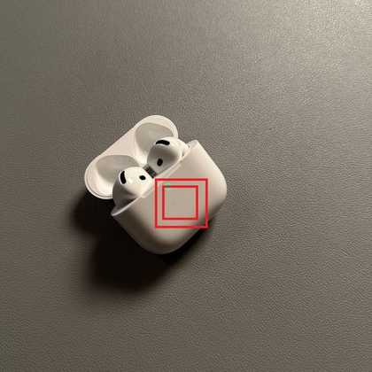 Ilustracija koja prikazuje dvostruko tapkanje na prednjoj strani kutije AirPods