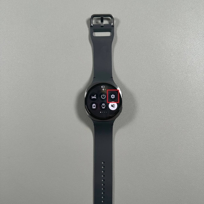 Nab&iacute;dka nastaven&iacute; stažen&iacute;m prstu dolů na hodink&aacute;ch Samsung Galaxy Watch