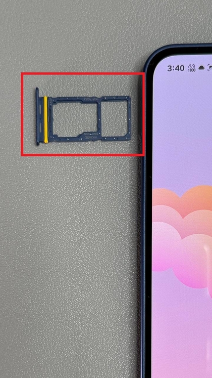 Samsung Galaxy A17 5G ning SIM va SD karta joyi chiqarilmoqda