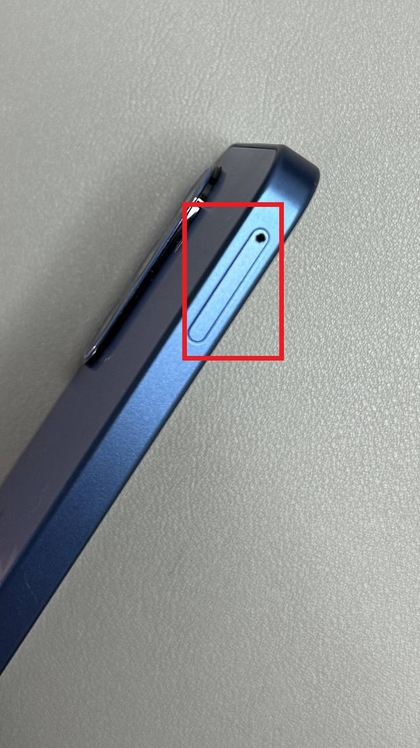 SIM va SD karta joyi telefonga qayta o'rnatilmoqda