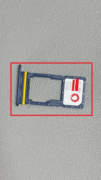 SIM karta o'z joyiga joylashtirilgan