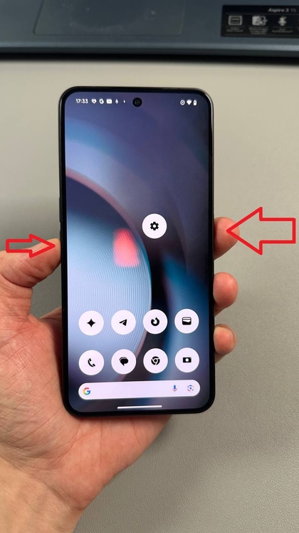 Istovremeno pritiskanje gumba za uključivanje i smanjivanje glasnoće na Nothing Phone 3