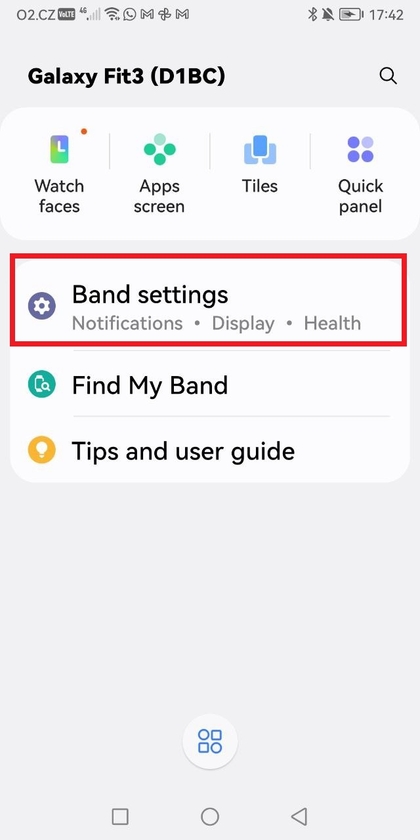 Encontrando la Opci&oacute;n de Pantalla en la App Galaxy Wearable