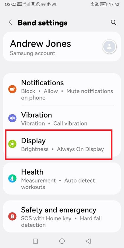 Encontrando la Opci&oacute;n de Pantalla en la App Galaxy Wearable