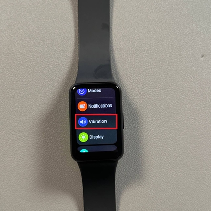 Inaingia kwenye menyu ya mipangilio kwenye Samsung Galaxy Fit 3