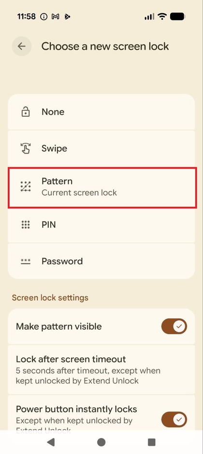 Menuen Choose screen lock (V&aelig;lg sk&aelig;rml&aring;s) med Pattern (M&oslash;nster) valgt.