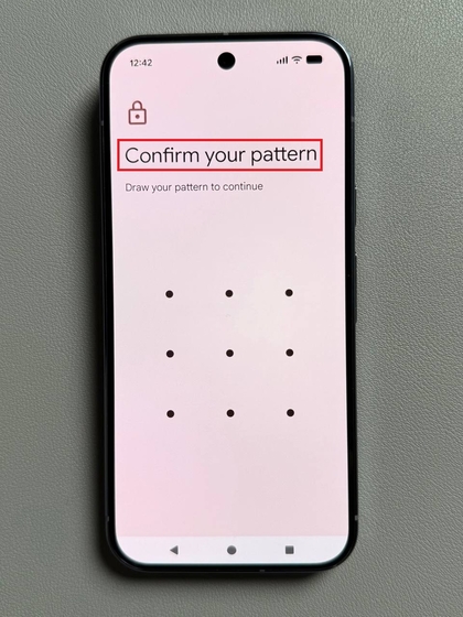 &Eacute;cran du Pixel 10 Pro invitant l'utilisateur &agrave; saisir son code PIN ou mot de passe pour continuer l'activation des Options pour les d&eacute;veloppeurs.