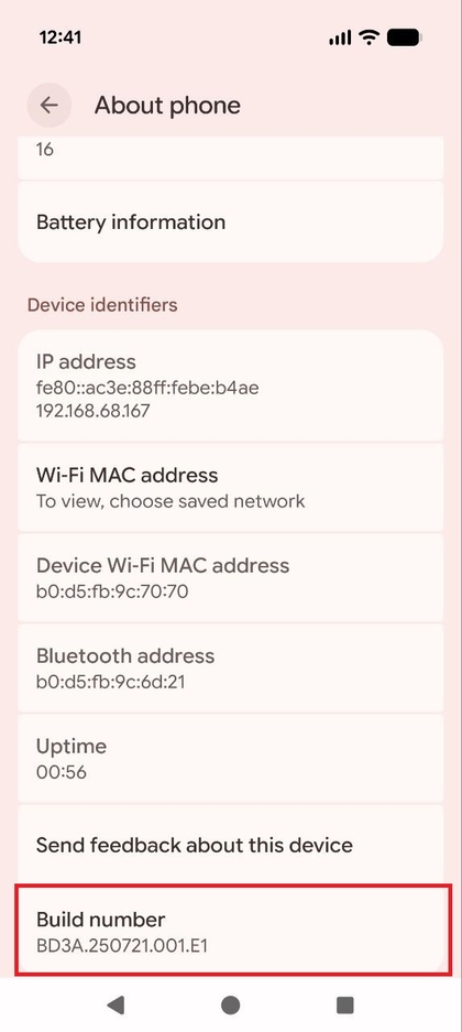 L'&eacute;cran About phone (&Agrave; propos du t&eacute;l&eacute;phone) sur le Pixel 10 Pro, mettant en &eacute;vidence le Build number (Num&eacute;ro de version).