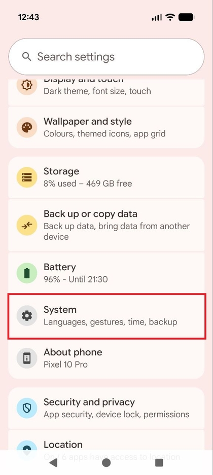 Le menu principal Settings (Param&egrave;tres) sur le Pixel 10 Pro, mettant en &eacute;vidence l'option System (Syst&egrave;me).