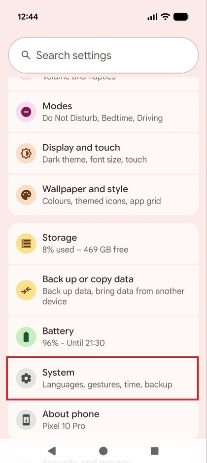 Le menu principal Settings (Param&egrave;tres) sur le Pixel 10 Pro, mettant en &eacute;vidence System (Syst&egrave;me) pour acc&eacute;der aux Options pour les d&eacute;veloppeurs.