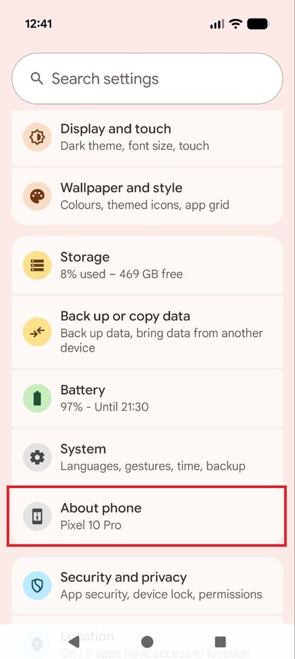 Le menu principal Settings (Param&egrave;tres) sur le Pixel 10 Pro, d&eacute;fil&eacute; pour mettre en &eacute;vidence About phone (&Agrave; propos du t&eacute;l&eacute;phone).
