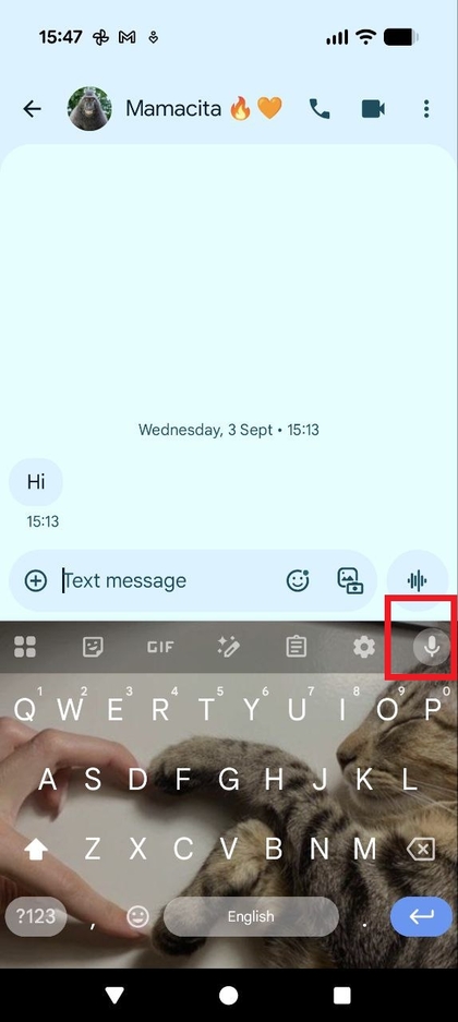 Pir&scaron;tas bakstelėja mikrofono piktogramą &bdquo;Gboard&ldquo; klaviatūroje, kad pradėtų įvedimą balsu