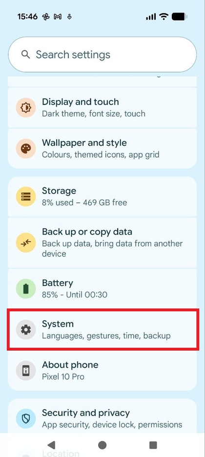 &bdquo;Google Pixel 10 Pro&ldquo; ekranas, kuriame rodomas Nustatymų (Settings) meniu ir pary&scaron;kinta Sistemos (System) parinktis